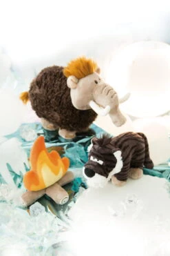 Nici 48072 Mammut Elke Stehend Ca 45cm Stone Age Plüsch Kuscheltier -Spielzeug Angebote 45324 45309 45314 10 Milieu 1365x2048 1