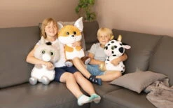 Nici 47828 Glubschis Farm Kuh Moolon 45cm Plüsch Kuscheltier Schlenker GREEN -Spielzeug Angebote 47826 10 47827 47828 Image 2048x1277 1